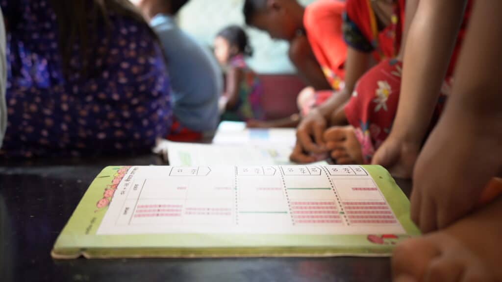 Skoleelever i Lokale skoleelver i landsbyen Balaima Punji læser dagens lektier