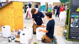 Elever fra UCH bygger et toilet