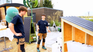 Tømrer elever viser deres toiletbyggeri frem